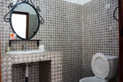 chambre avec salle de bain privative et douche chaque chambre dispose d'une salle de bain privative avec toilette et douche
