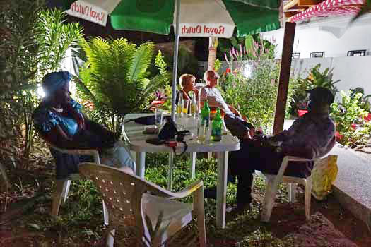 ambiance des soirées musicales tranquille et conviviale Hôtel Chez Sophie Cap Skirring Cap Randoulène, organise régulièrement des soirées avec musicien joueur de kora