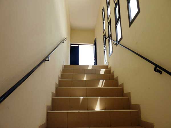 Location studio appartement centre de Cap Skirring Un séjour ventilé avec TV, une chambre climatisée, salle de bain , cuisine entièrement équipée (gazinière, micro-ondes, frigo, machine à café)