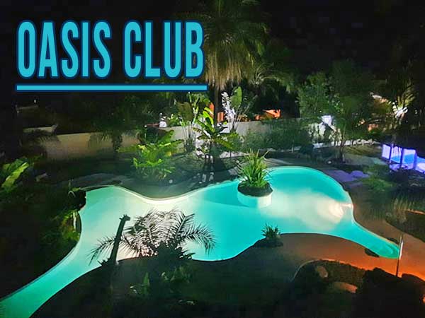 La piscine Lagon le soir avec son éclairage magique et son ambiance super sympa pour des soirées inoubliables.