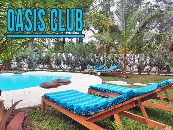 Superbe espace détente avec transats au bord de la piscine, dans cette résidence de vacances à Cap Skirring.