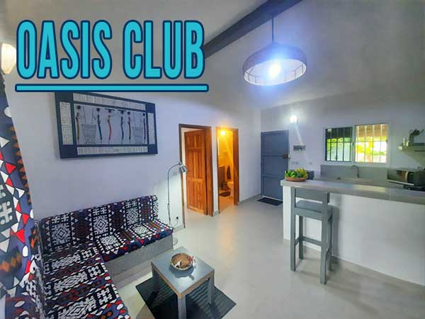 Le salon et son mini bar, cuisine américaine ensemble très fonctionnel et frais.