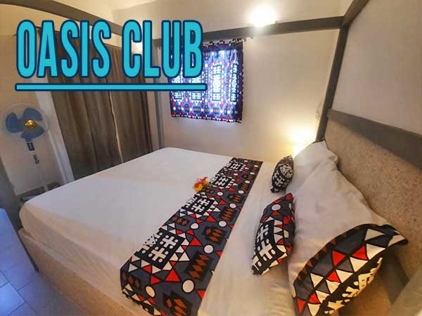 Chambre tout confort soigneusement décorée avec salle de bains. Oasis Club