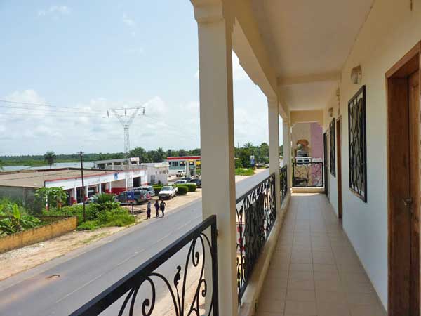 Location studio appartement centre de Cap Skirring Un séjour ventilé avec TV, une chambre climatisée, salle de bain , cuisine entièrement équipée (gazinière, micro-ondes, frigo, machine à café)
