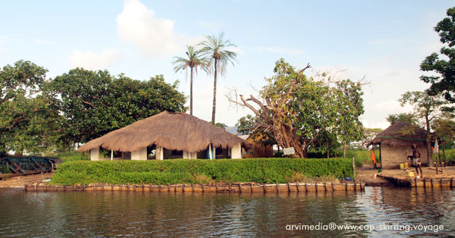 maison africaine au bord du bolong