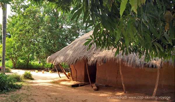 Case africaine en terre village proche de M'lomp sud du Sénégal habition et architecture diolas de Casamance pays de la téranga