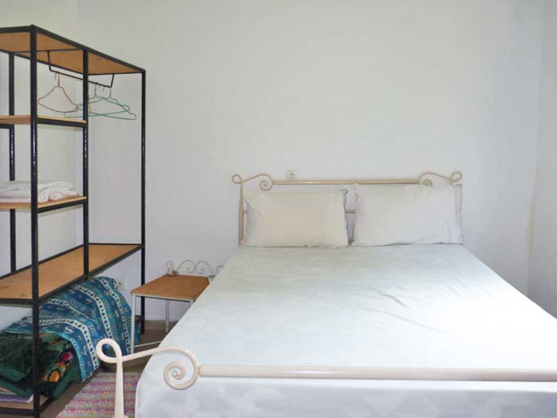 Location studio appartement centre de Cap Skirring Un séjour ventilé avec TV, une chambre climatisée, salle de bain , cuisine entièrement équipée (gazinière, micro-ondes, frigo, machine à café)