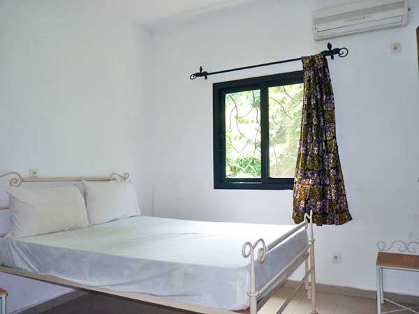 Location studio appartement centre de Cap Skirring Un séjour ventilé avec TV, une chambre climatisée, salle de bain , cuisine entièrement équipée (gazinière, micro-ondes, frigo, machine à café)