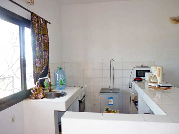 Location studio appartement centre de Cap Skirring Un séjour ventilé avec TV, une chambre climatisée, salle de bain , cuisine entièrement équipée (gazinière, micro-ondes, frigo, machine à café)