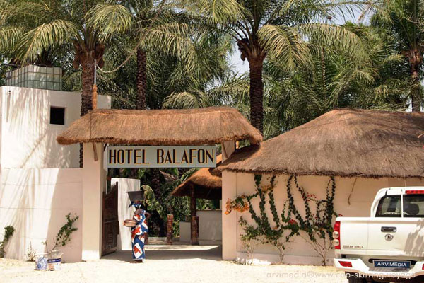 Hôtel Le Balafon au centre de Cap Skirring hôtel avec piscine situé au centre du village de cap skirring chambres climatisées piscine petit déjeuner européens