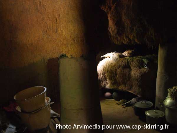 Petite pièce à l'intérieur de la case à étage - Lieu de stockage du riz, le grenier à riz l'or des Diolas arvimedia