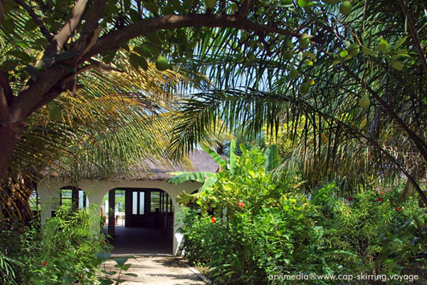 salle de réception hôtel avec beau jardin exotique situé au centre de cap skirring au bord des bolongs magnifique hôtel paisible et tranquille idéal pour des vacances réussis