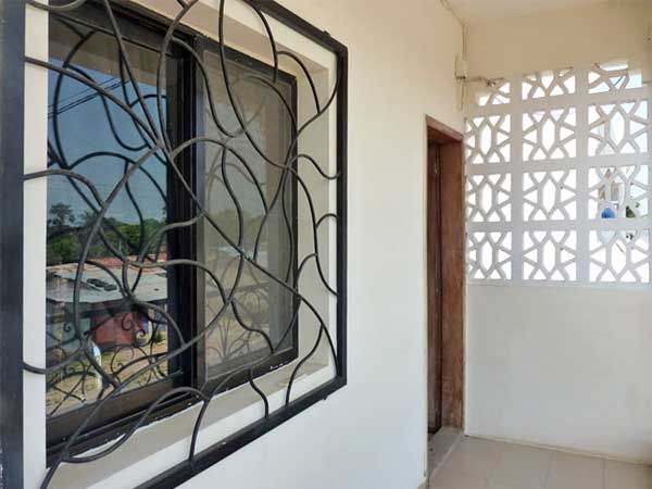 Location studio appartement centre de Cap Skirring Un séjour ventilé avec TV, une chambre climatisée, salle de bain , cuisine entièrement équipée (gazinière, micro-ondes, frigo, machine à café)