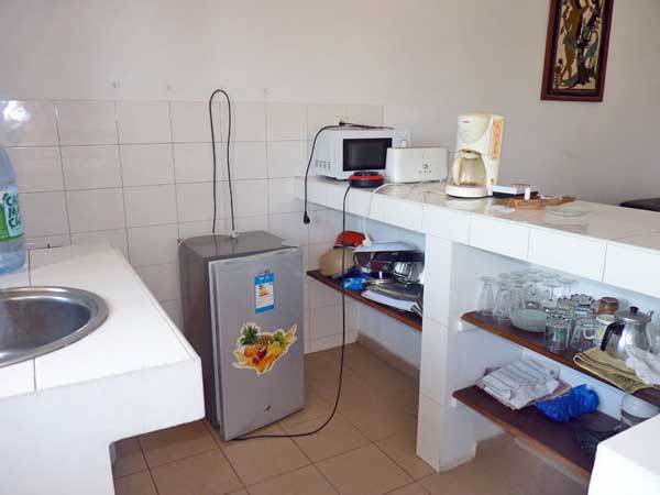 Location studio appartement centre de Cap Skirring Un séjour ventilé avec TV, une chambre climatisée, salle de bain , cuisine entièrement équipée (gazinière, micro-ondes, frigo, machine à café)
