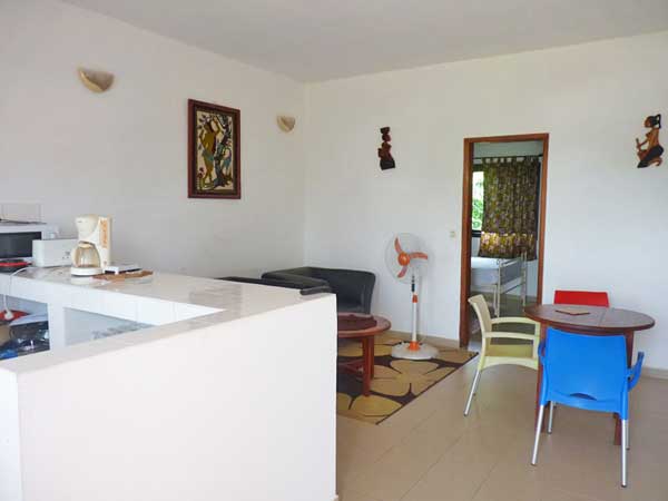 Location studio appartement centre de Cap Skirring Un séjour ventilé avec TV, une chambre climatisée, salle de bain , cuisine entièrement équipée (gazinière, micro-ondes, frigo, machine à café)