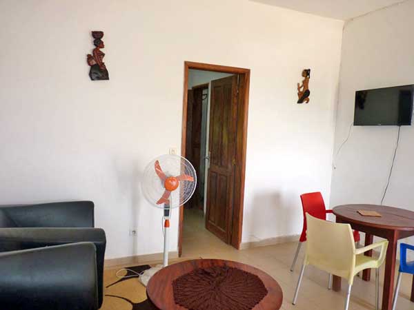 Location studio appartement centre de Cap Skirring Un séjour ventilé avec TV, une chambre climatisée, salle de bain , cuisine entièrement équipée (gazinière, micro-ondes, frigo, machine à café)