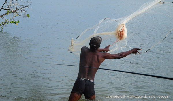 les casamançais aiment beaucoup pêcher, ils utilisent des technique ancestrale et profite de cours d'eau très poissonneux photo arvimedia