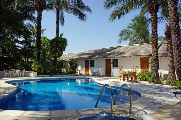 situé dans beau jardin exotique au bord des bolongs