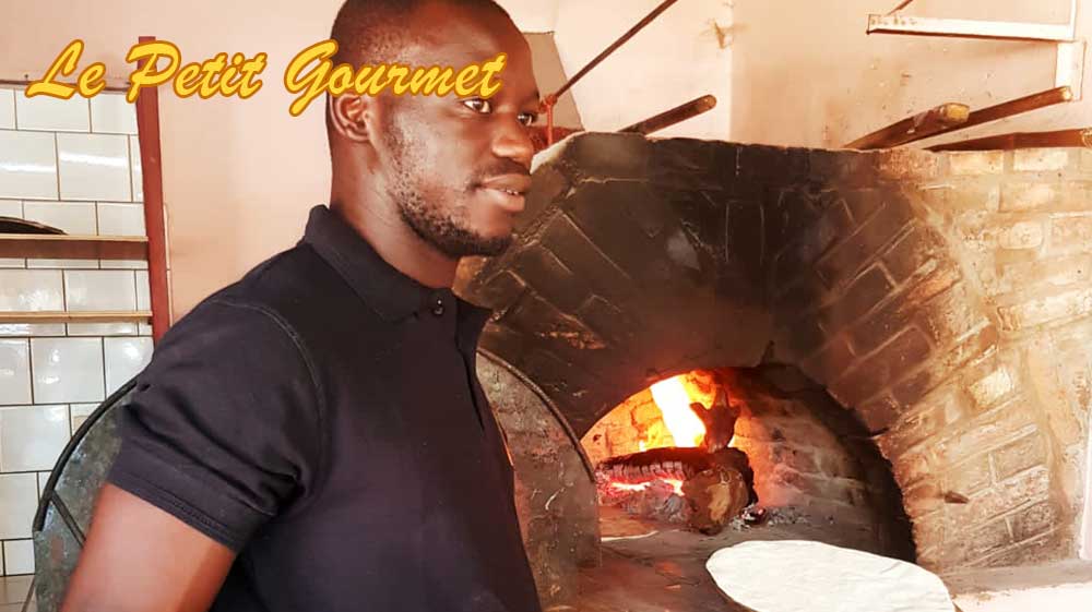 Venez découvrir et déguster nos excellentes pizzas cuitent au feu de bois sur place dans notre four. Sur place ou à emporter livraison possible 