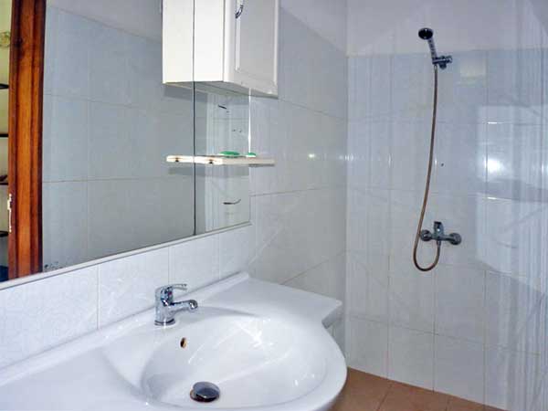 Location studio appartement centre de Cap Skirring Un séjour ventilé avec TV, une chambre climatisée, salle de bain , cuisine entièrement équipée (gazinière, micro-ondes, frigo, machine à café)