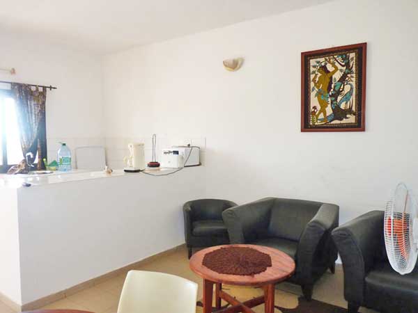 Location studio appartement centre de Cap Skirring Un séjour ventilé avec TV, une chambre climatisée, salle de bain , cuisine entièrement équipée (gazinière, micro-ondes, frigo, machine à café)