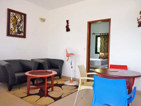 Location studio appartement centre de Cap Skirring Un séjour ventilé avec TV, une chambre climatisée, salle de bain , cuisine entièrement équipée (gazinière, micro-ondes, frigo, machine à café)