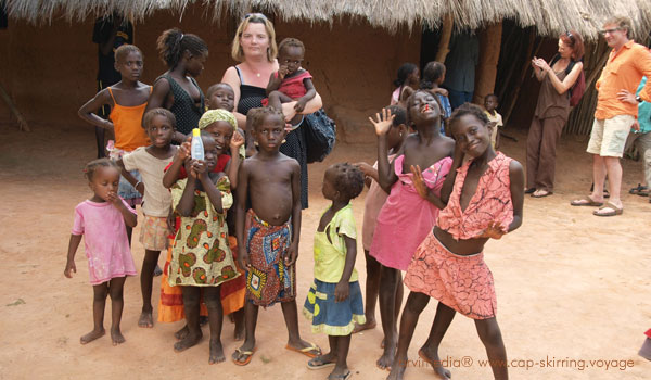 Rencontre sympa avec les habitants et les enfants village de Casamance. Ici pas de tourisme de masse juste du bonheur à prendre avec le sourire